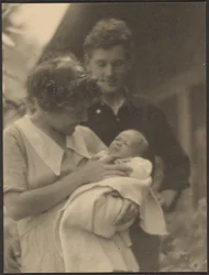 [Florence et son mari avec un bébé]