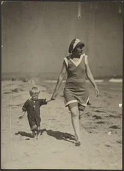 [Florence et son bébé marchant sur la plage]