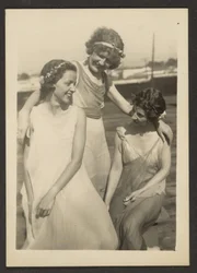 [Florence avec des amies en costumes vaporeux]