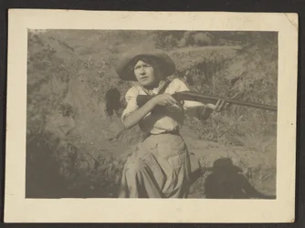 [Florence avec arme]