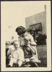 [Florence avec deux enfants sur la pelouse]