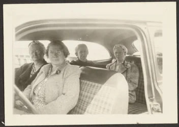 Quatre femmes dans une automobile