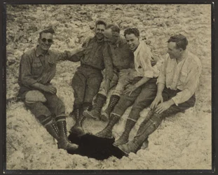 [Portrait de groupe assis à l