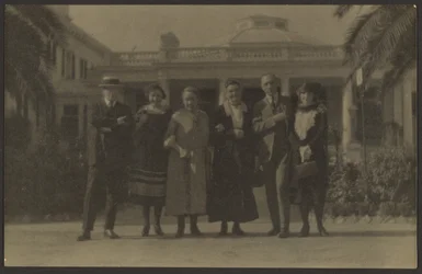 [Portrait de groupe devant un bâtiment public]