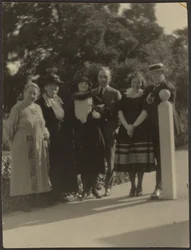 [Portrait de groupe dans un parc]