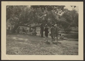 [Groupe dans le parc]