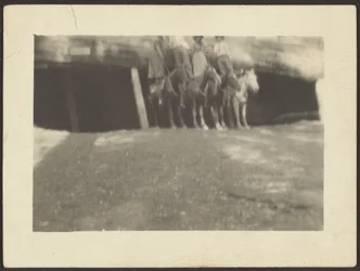 [Groupe de personnes à cheval]