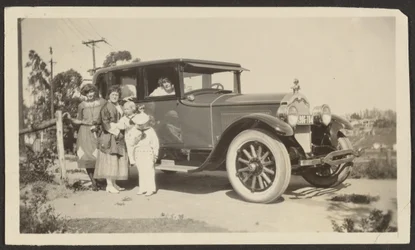 [Groupe avec voiture]