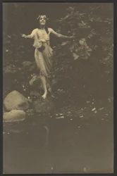 [Femme à demi nue au bord d