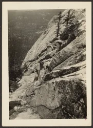 [Randonneur grimpant sur un bloc]