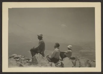 [Randonneurs assis sur des rochers]