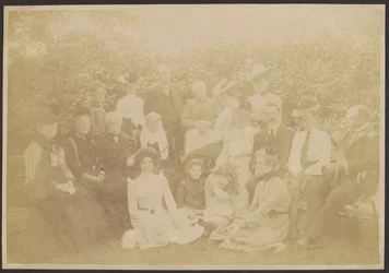 [Grand portrait de famille en groupe]