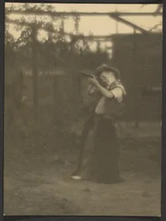 [Petit garçon jouant au cow-boy]