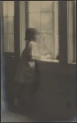 [Petite fille regardant par la fenêtre]