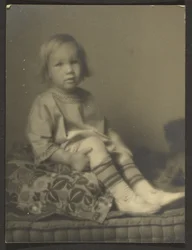 Petite fille sur un coussin