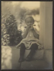 [Petite fille sur les marches d