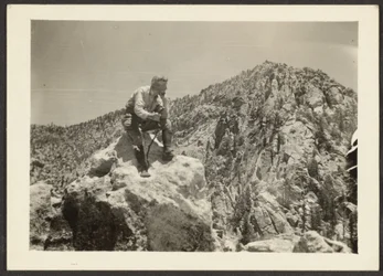 [Homme au sommet des rochers]