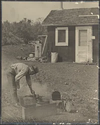 [Homme penché sur un feu fumant à l