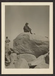 [Homme assis sur des rochers]