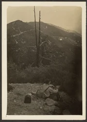 [Homme assis sur une colline]