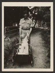 [Homme et nourrisson dans une poussette]