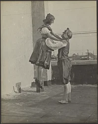 [Un homme et une femme dansant en costume]