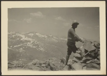 [Homme dans un paysage montagneux]