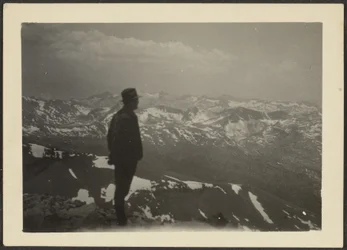 Homme dans un paysage montagneux
