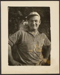 [Homme portant le chapeau de Valite Inc.]