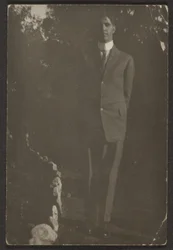 [Homme sur le chemin]