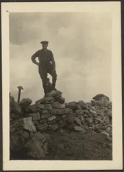 [Homme sur un amas de rochers]