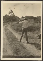 [Homme sur la piste avec une arme]