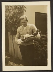 [Homme avec des pigeons]