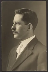 [Homme avec cravate blanche]