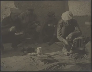 [Des hommes autour d