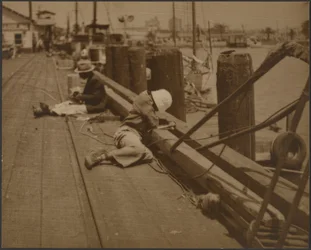 [Hommes assis sur le quai]