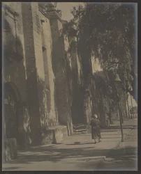 [Trottoir de la mission]