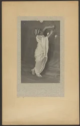[Modèle en costume classique]