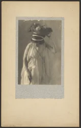 [Modèle en costume classique]