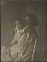 [Mère tenant son bébé dans une chaise]