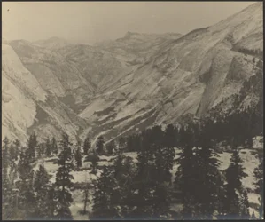 [Paysage montagneux avec neige]