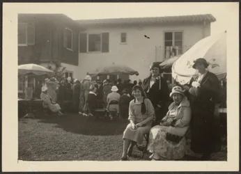 [Mme Fleckenstein et Florence à une fête dans le jardin]