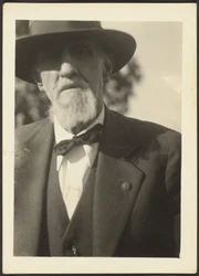 Vieil homme au nœud papillon