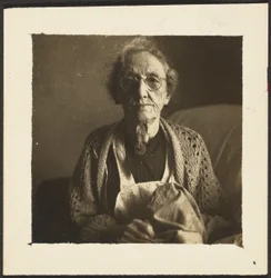 Vieille femme avec châle au crochet