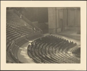 [Amphithéâtre en plein air]