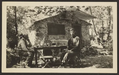 Repas en plein air près d
