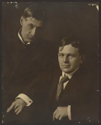 [Portrait de deux hommes en costume]