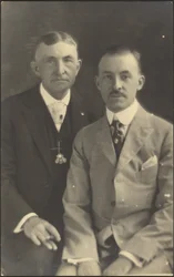 [Portrait de deux hommes avec des accessoires de costume]