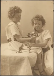 Portrait de deux sœurs tenant une statue et une couronne