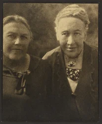 [Portrait de deux femmes devant la tapisserie]